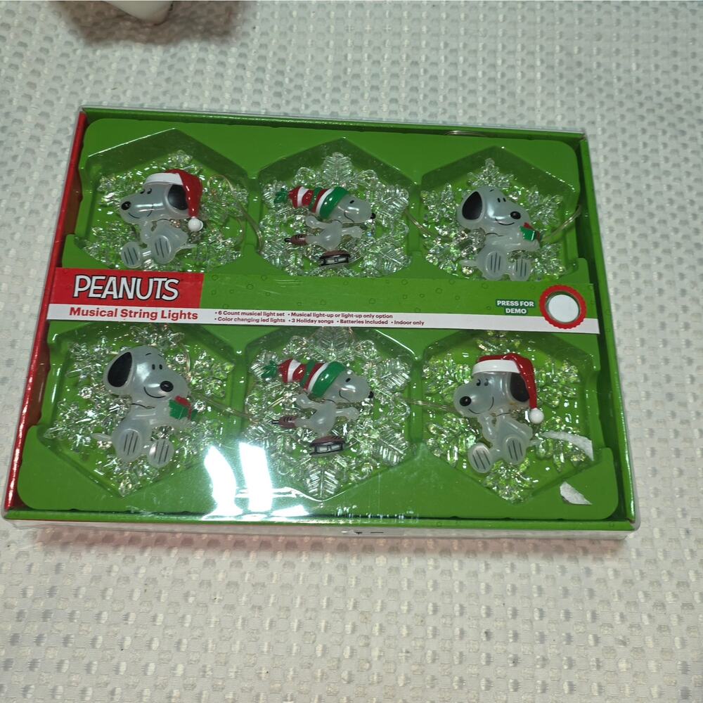 NEW PEANUTS MUSICAL LIGHTS UP CHRISTMAS STRING SNOWFLAKE STRING SET
